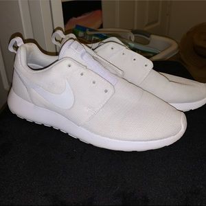 White Nike Roshe